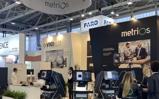 Stand fieristico con attrezzature di misurazione e controllo qualità.