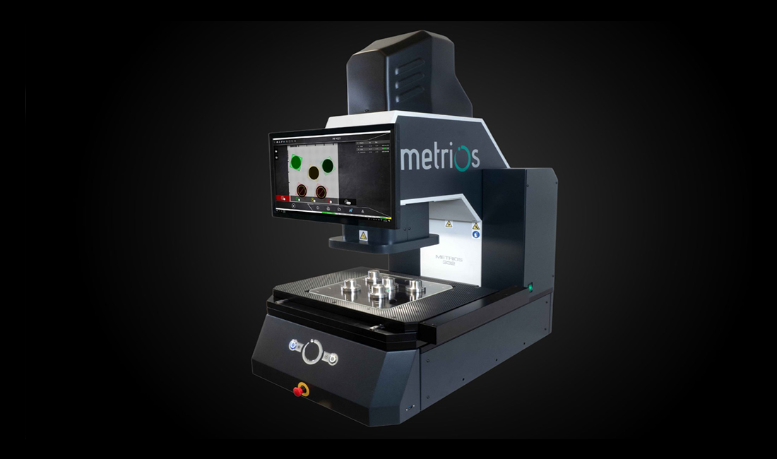 Macchina di misurazione ottica avanzata con display integrato.